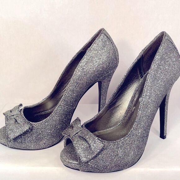SILVER OPEN TOE SHOES WITH BOW AND 5” HEELS NEVER WORN SIZE 8 - Picture 3 of 5